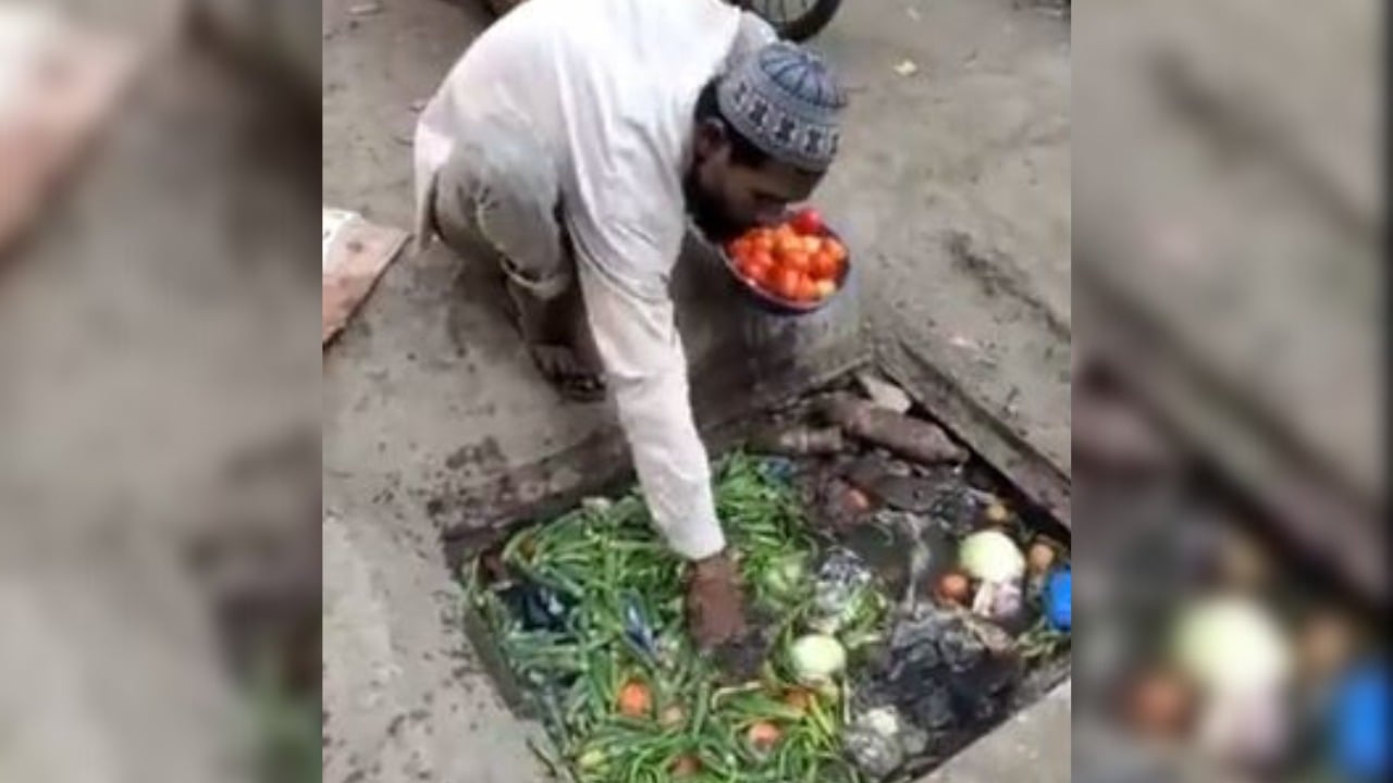 गटर के पानी में सब्जी धो रहा ये दुकानदार, वाइरल वीडियो देख आप भी हो जाएंगे हैरान