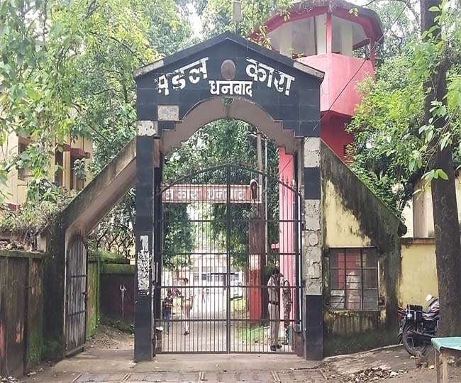 सवाल: धनबाद जेल से चलता है गैंग लेकिन छापेमारी में कुछ नहीं मिलता जबकि बाल सुधार गृह से मिलते रहे हैं मोबाइल,चाकू