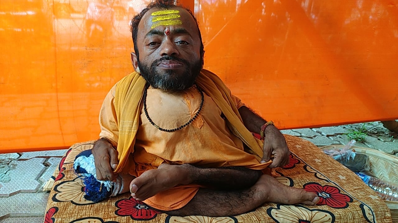 भोलेनाथ के दिव्यांग भक्त ने नापी भोजपुर से देवघर की दूरी, जानें डेढ़ फीट के निराले भक्त की कहानी