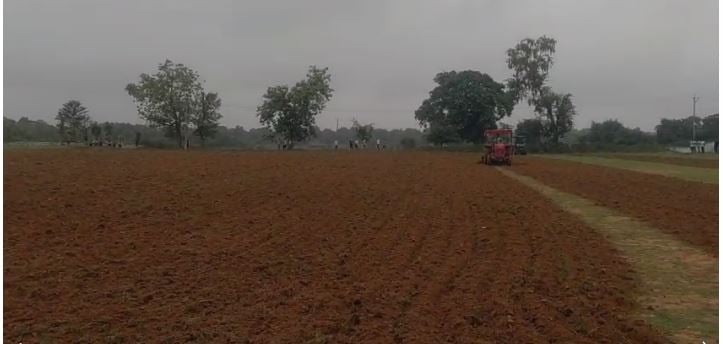 खूंटी में डीसी ने खरीदी आदिवासी जमीन? लोबिन के दावे के बाद फैली सनसनी