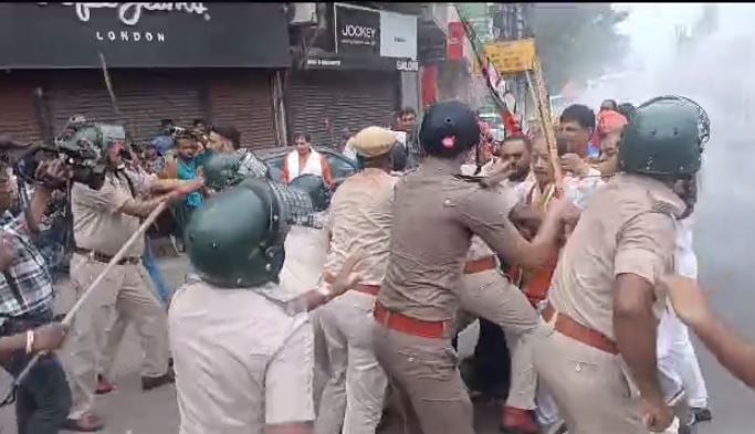 बिहार विधान सभा घेराव- भाजपा कार्यकर्ताओं पर पत्थरबाजी और मिर्ची स्प्रे का आरोप! सांसद जनार्दन सिग्रीवाल को भी आयी चोट