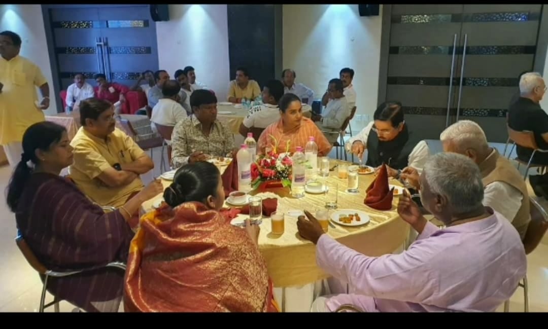 धनबाद के मजबूत घरानों की गोतनियां बैठीं थी आमने -सामने लेकिन चेहरे  पर झलक रहा था तनाव, पढ़िए पूरी खबर