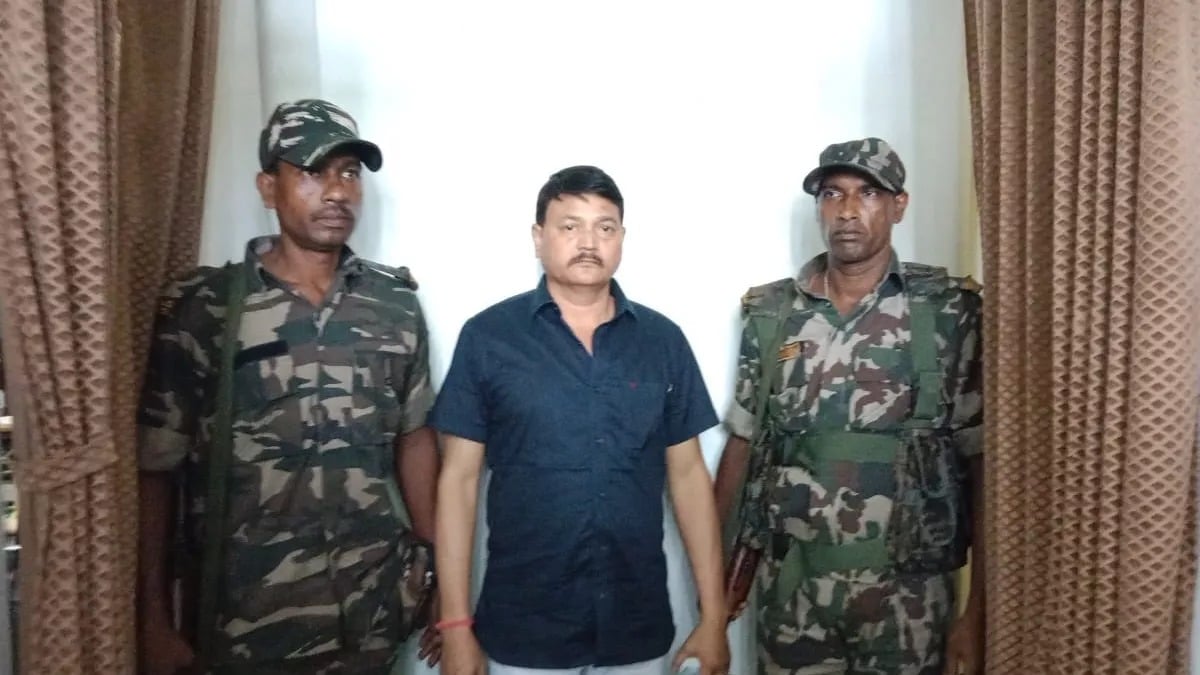 चाईबासा:  एसीबी ने 50 हजार घूस लेते ग्रामीण विकास के कैशियर को किया गिरफ्तार