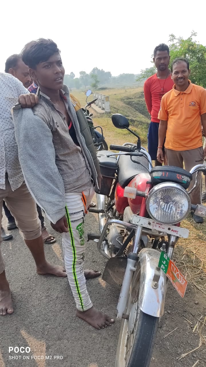 बाइक चोरी करते युवक को ग्रामीणों ने पकड़ा,  पुलिस के हवाले