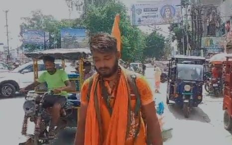 भोलेनाथ और देशभक्ति का अद्भुत संगम, कंधे पर तिरंगा लहराते ये युवक कर रहा पैदल 12 ज्योतिर्लिंगों के दर्शन