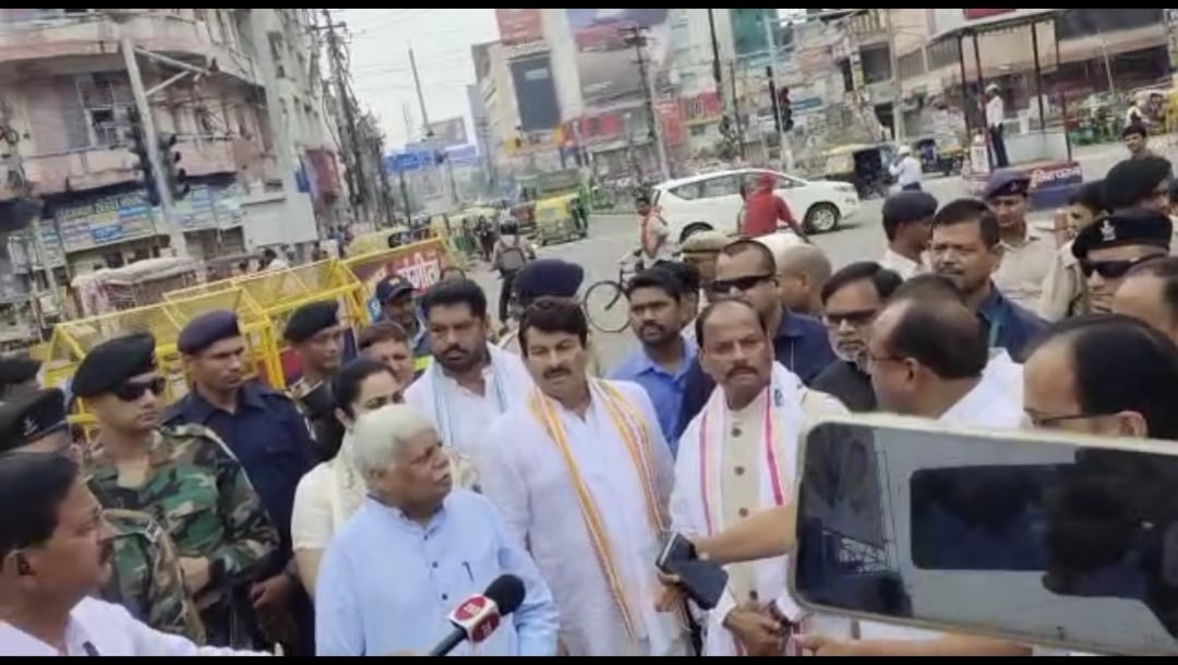 पुलिस लाठीचार्ज में घायल कार्यकर्ताओं से मिलने पहुंचे रघुवर दास और सांसद मनोज तिवारी, जदयू पर लगाया इल्जाम