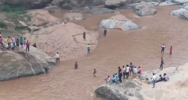 सुग्गा वाटर फॉल में डूबने से दो युवकों की मौत, दोनों को डूबता देख भागे अन्य साथी