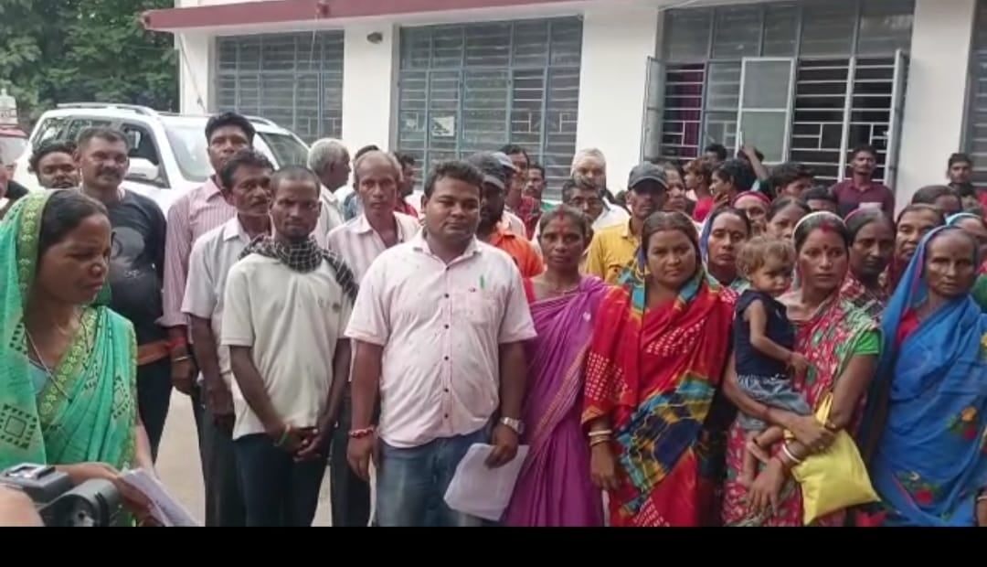 धनबाद डीसी ऑफिस पहुंचे विस्थापितों का झलका दर्द ,5 वर्षों से दर-दर की ठोकरें खा रहे हैं,अब तो न्याय दीजिये हुजूर !!