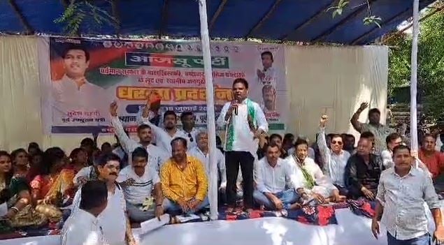 आजसू पार्टी ने जिला उपायुक्त कार्यालय के सामने दिया धरना, राज्य सरकार के विरोध में जमकर की नारेबाजी
