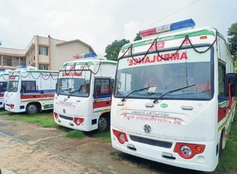 ये कैसा सिस्टम है? उदघाटन के बाद भी सड़कों पर नहीं दौड़ रही 206 एंबुलेंस, एनएचएम परिसर में फांक रही धूल