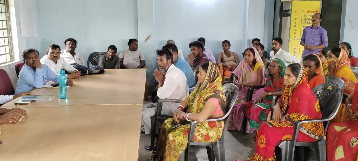 धनबाद के महुदा में गांव वालो ने अधिकारियों को ही बना लिया बंधक ,जानिए फिर क्या हुआ