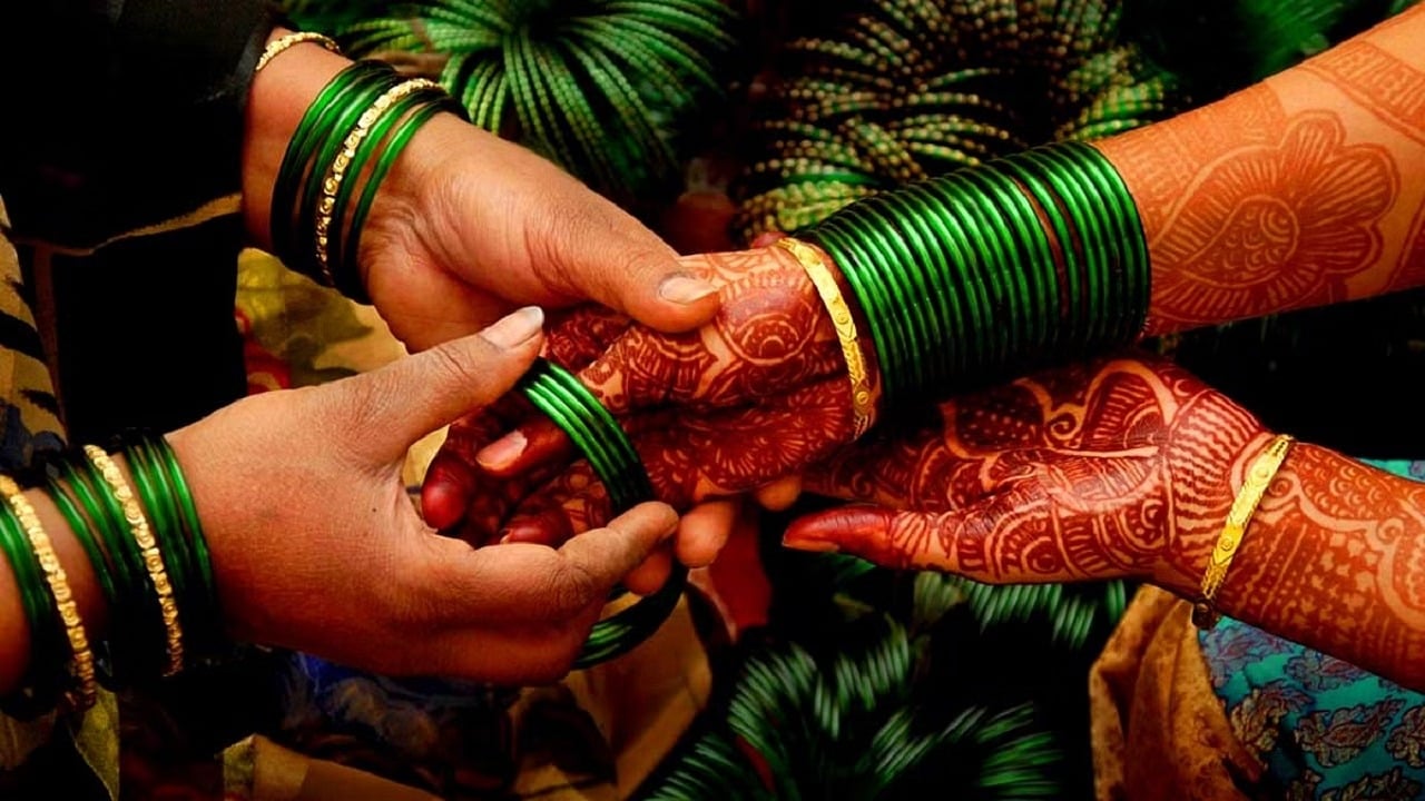 सावन में हरे रंग की चूड़ियों की बढ़ी डिमांड, जानिए सुहागिन महिलाएं क्यों पहनती हैं हरी चूड़ियां