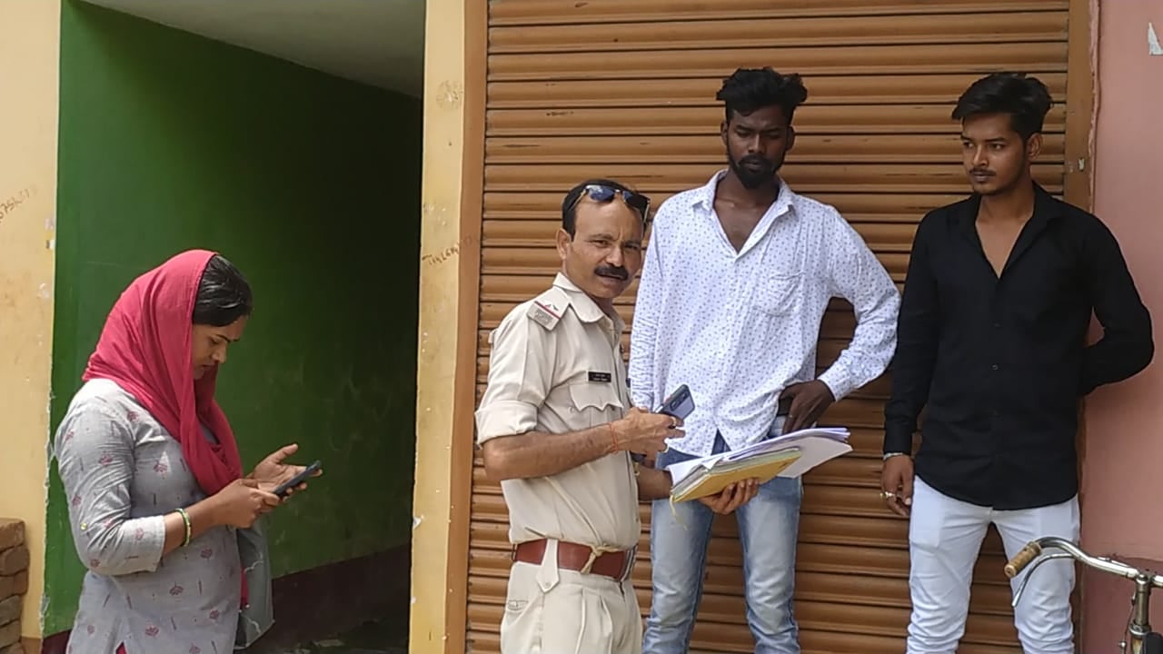 महिल का आरोप जेठ और देवर ने बेच डाली मकान, न्याय की गुहार लगाते महिला पहुंची थाने