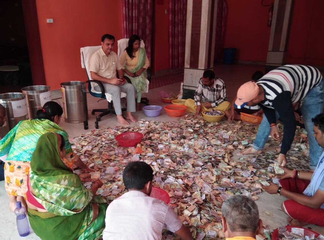 बाबा मंदिर कोष में लगातार बढ़ रहा है विदेशी मुद्रा, पिछले 7 दिनों में बाबा मंदिर की आय 13 लाख से अधिक