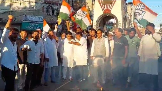 गिरिडीह : मणिपुर की घटना  झामुमो और कांग्रेस ने किया विरोध, पीएम और  गृह मंत्री का किया पुतला दहन