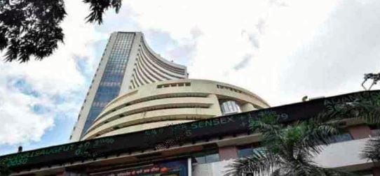 हफ्ते के आखिरी दिन शेयर बाजार में गिरावट , सेंसेक्स 800 पाइंट गिरा