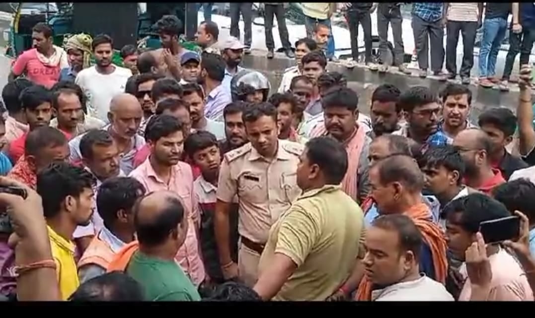 धनबाद शहर में दुकान के भीतर ही फांसी पर लटक गया दुकानदार ,जानिए फिर क्या हुआ