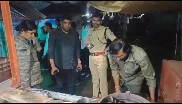 रांची के मोरहाबादी में असामाजिक तत्वों के खिलाफ चला पुलिस का डंडा,नशा बाज और लफंगे भागने लगे