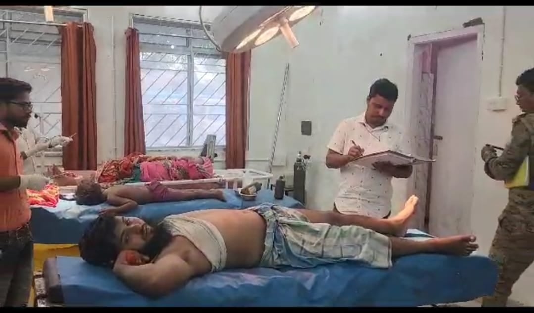 पाकुड़ में अपराधियों की ढिठाई देखिये -एक हाथ में बाल्टी से भरा  बम तो दूसरे हाथ से  ताबड़तोड़ विस्फोट