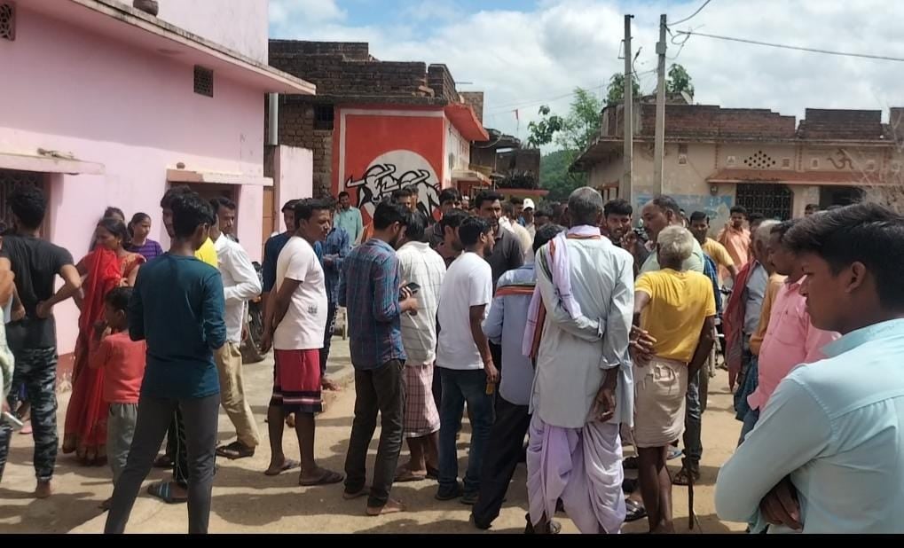 ट्रैक्टर के चपेट में आने से रिटायर्ड शिक्षक की मौत, दूसरे की हालत गंभीर