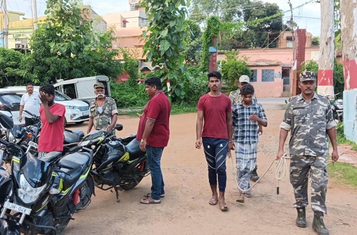 बाइक चोरी के आरोप में पुलिस ने किया तीन लोगों को गिरफ्तार,  मोटरसाइकिल के पार्टस हुए बरामद