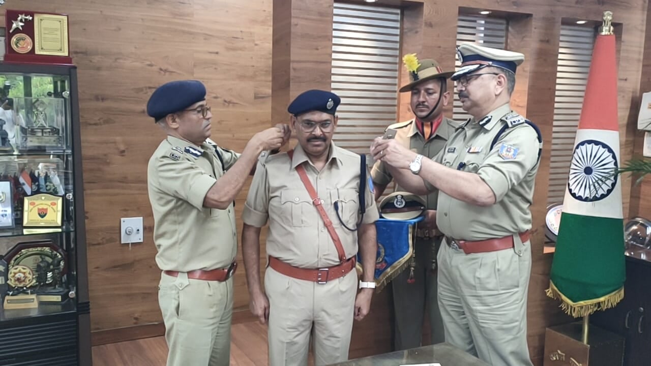 ग्रामीण एसपी नौशाद आलम को डीजीपी ने पहनाया बैज, जानिए क्या हो गए हैं रांची के ग्रामीण एसपी