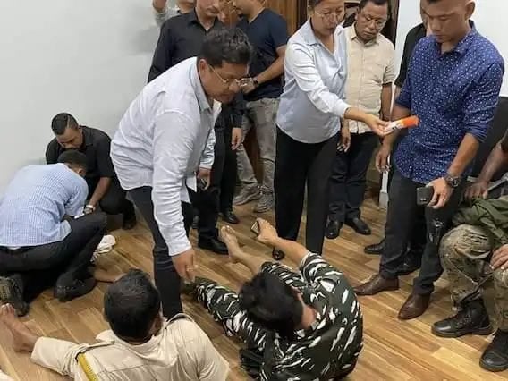 मेघालय के मुख्यमंत्री के दफ्तर पर भीड़ ने किया हमला, 5 पुलिसकर्मी घायल, जानिए पूरा मामला