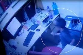 5 साल के बच्चे ने लूटा बैंक,10 सेकंड में उड़ाये लाखों रुपये, घटना CCTV में कैद