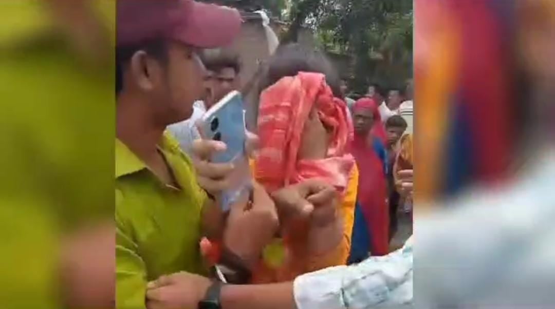 आपत्तिजनक हाल में देख भीड़ ने लड़की को पीटा, वीडियो वायरल होने पर डीएसपी ने उठाया ये कदम