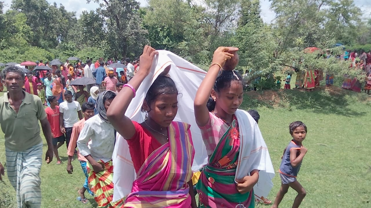 इंद्रदेव को खुश करने के लिए सावन में संपन्न हुई अनोखी शादी, दूल्हा-दुल्हन संग सजे बाराती
