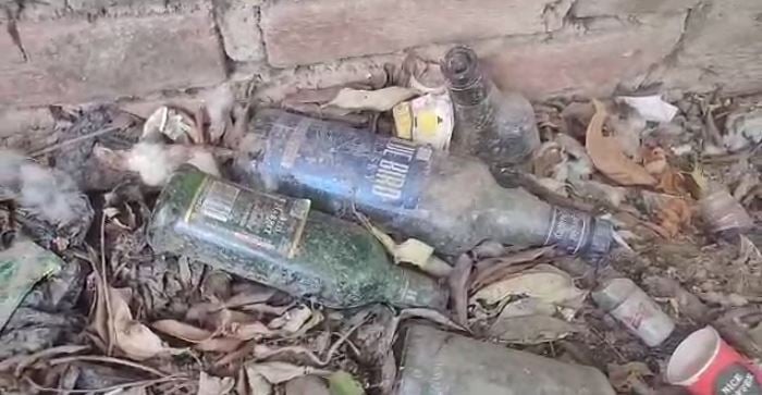 नशे में डूब रहा नालंदा, अनुमंडल कार्यालय परिसर में शराब की बोतलें सहित संदिग्ध इंजेक्शन बरामद