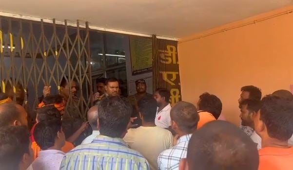 शिक्षक ने गुरु-शिष्य के रिश्ते को किया शर्मसार, छात्रा से करता था अश्लील वीडियो कॉल ,लोगों ने किया हंगामा