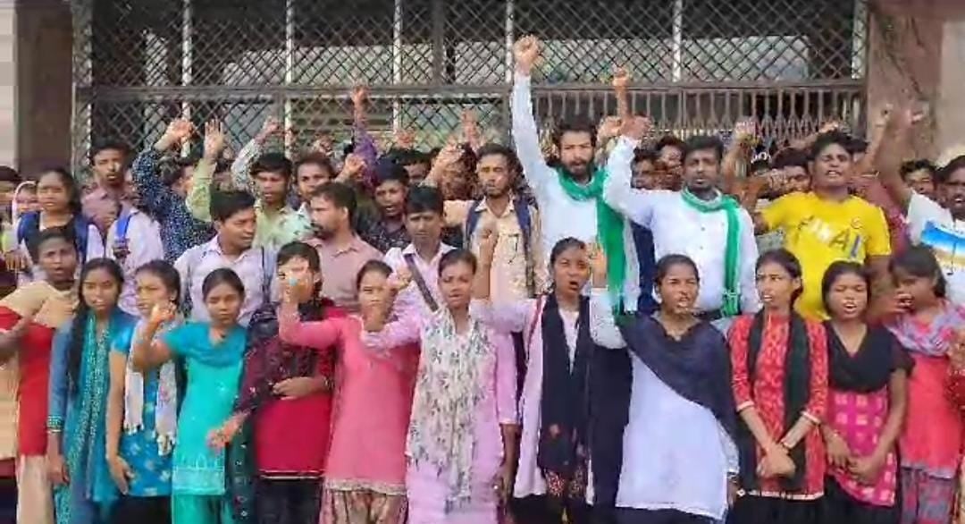 रंग लाया छात्रों का आंदोलन, बैक फुट पर एसकेएमयू प्रबंधन, अब नहीं बढ़ेगी बीएड की फीस