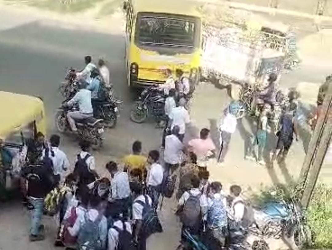 स्कूली बस और पिकअप में सीधी टक्कर, आधा दर्जन छात्र-छात्रा घायल, जानें कैसे हुआ हादसा