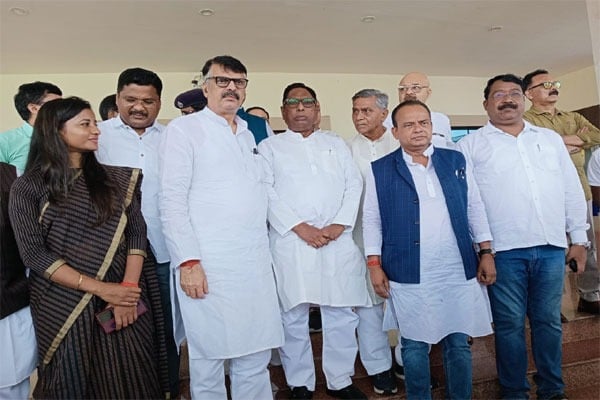 कैश कांड के आरोपी विधायकों पर पार्टी हुई मेहरबान, प्रदेश अध्यक्ष राजेश ठाकुर ने की निलंबन वापसी की घोषणा