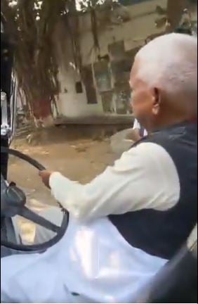 लालू यादव ने संभाली अपनी जीप की स्टीयरिंग, कहा- वर्षों बाद गाड़ी चला के अच्छा लगा