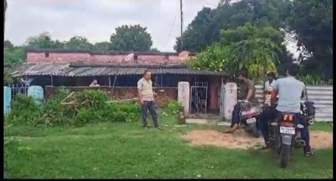 CRIME IN DHANBAD-कॉल बेल  बजाया ,घर वाले भ्रम में पड़ गए फिर  घर में घुस बेखौफ डाल  दी डकैती