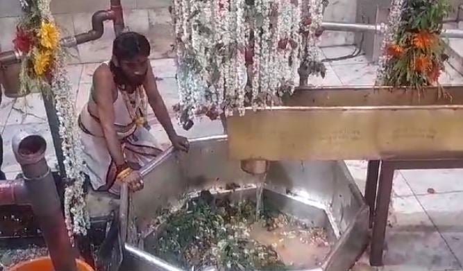 बाबा गरीबनाथ धाम में चौथी सोमवारी पर हजारों कावरियों ने किया जलाभिषेक, SDM बने डांडी बम
