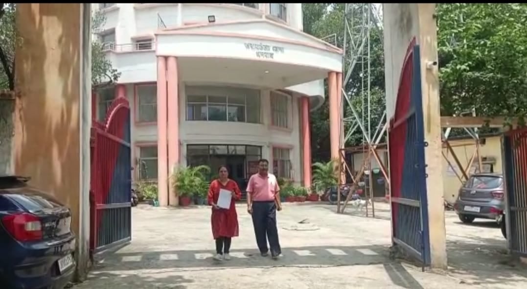 DHANBAD: पद तीन और अफसर एक, नतीजा रेल कॉलोनी में डकैती के बाद एक लाख की चेन छीन ले गए अपराधी