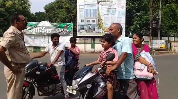 दुमका में ट्रैफिक नियमों को तोड़ने पर पुलिस सख्त, नायाब तरीकें से लोगों को मिली सजा