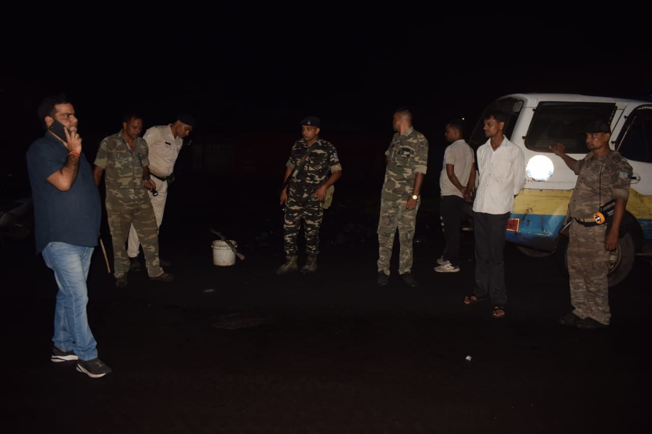 धनबाद की झरिया में आधी रात के बाद गुंडई का नंगा नाच, सिंह मेंशन सपोर्टर के घर के दारवाजे को बम से तोड़ कर किया गया मर्डर