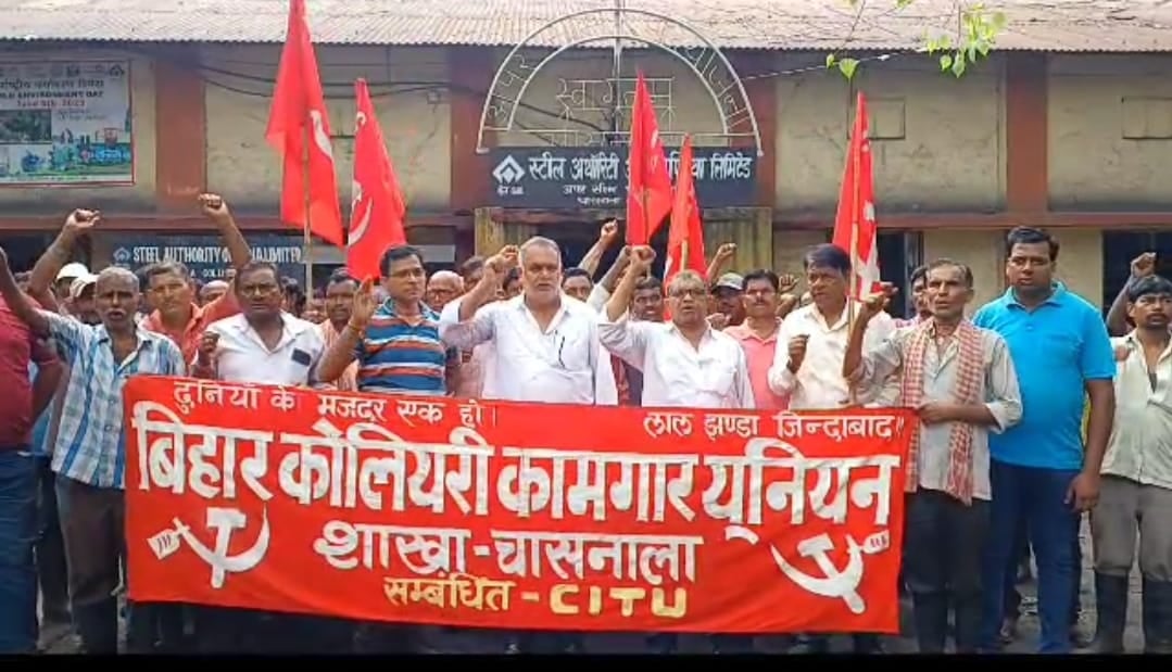 कोयलांचल में आंदोलन का नया ट्रेंड: जमीन से 800 फीट नीचे चल रहा धरना, मजदूरों की सुरक्षा को लेकर हाफ रहा मैनेजमेंट