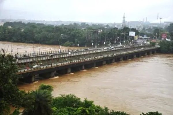 दो दिन की लगातार बारिश से बढ़ा स्वर्णरेखा और खड़कई नदी का जलस्तर, जिला प्रशासन अलर्ट