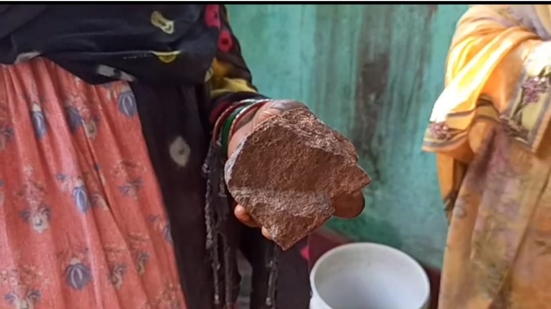 बारिश लेकर आया खतरा -झरिया कोयलांचल में जान जोखिम में डाल कर रहने वालों को बचाइए हुजूर