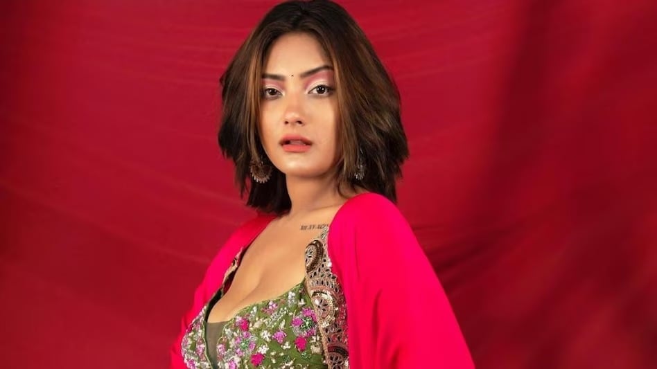 एक्ट्रेस आशिका भाटिया अपनी सिगरेट की लत की वजह से हुई सोशल मीडिया पर ट्रोल , सिगरेट एडिक्शन ने करवा दी लड़ाई