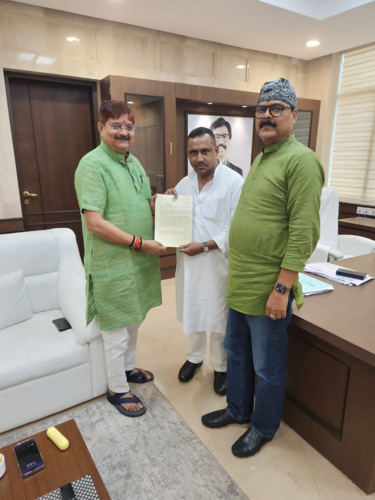 विधायक राज सिन्हा और कांग्रेस नेता अशोक सिंह को मिला भरोसा, धनबाद से नहीं जाएंगे उपकरण