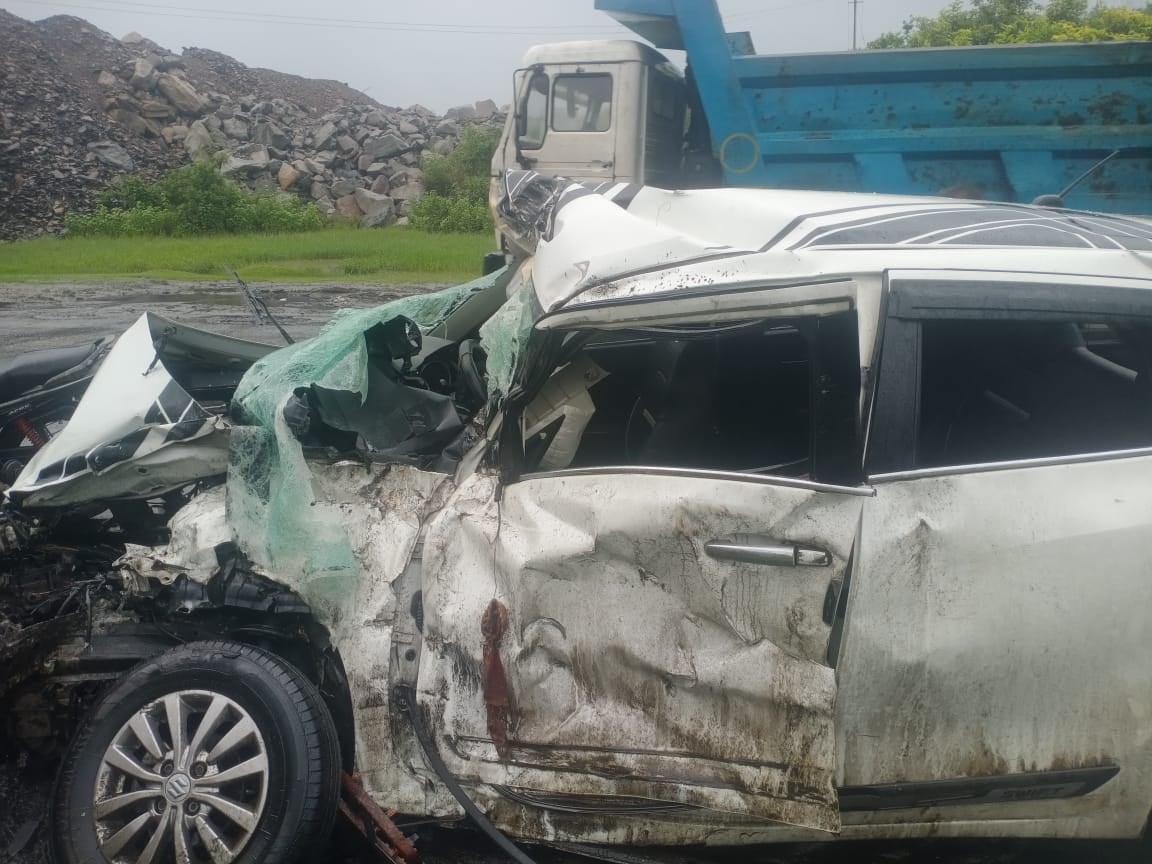 बेरमो में बरसात में भी नहीं रुक रही बेकाबू रफ़्तार, हाइवा ने कार को मारी टक्कर, एक नौजवान घायल