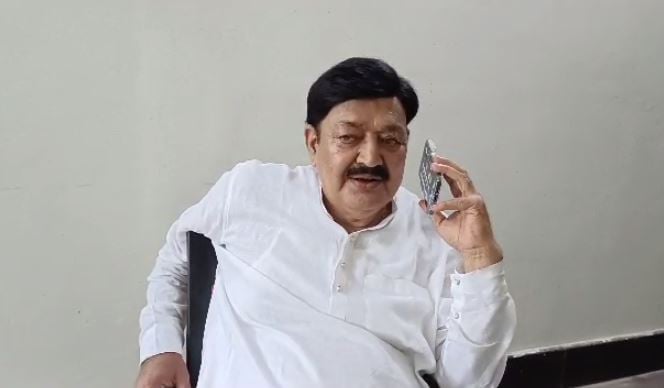 मंदिर परिसर में पथराव करने वालों के खिलाफ बीजेपी का अनशन, अजीत शर्मा ने कहा भाजपा दंगा फसाद कराने वाली पार्टी