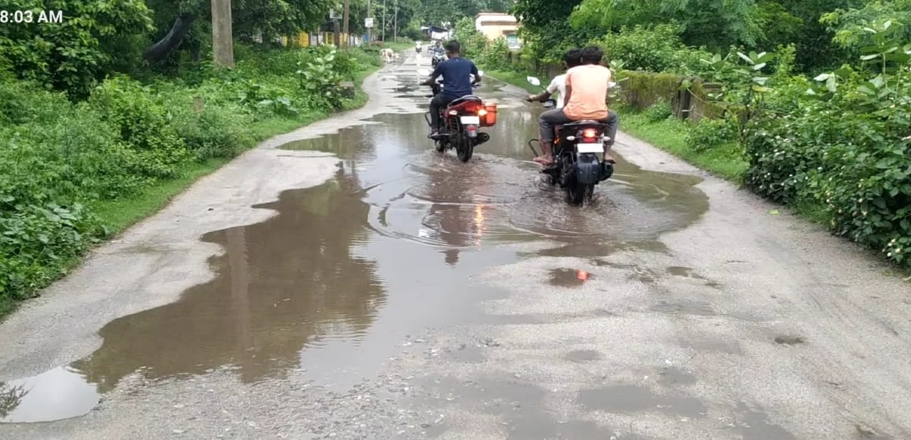 सड़कों पर बने गड्ढे दुर्घटना को दे रहे न्योता, गोमिया प्रखंड के सड़कों पर संभलकर चलिए, वरना हो सकते हैं हादसे का शिकार
