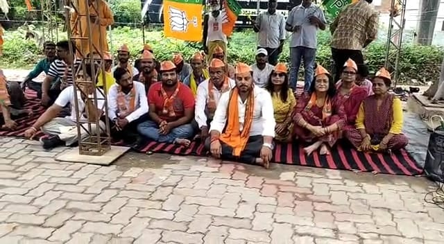 युवाओं के साथ छल कर रही झारखंड सरकार, विभिन्न मुद्दों को लेकर देवघर में भाजयुमों का धरना